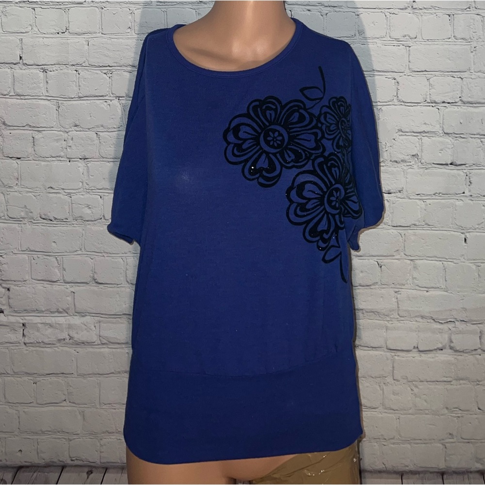 Amy Byer Dark Blue & Black Floral top size M - Picture 1 of 9